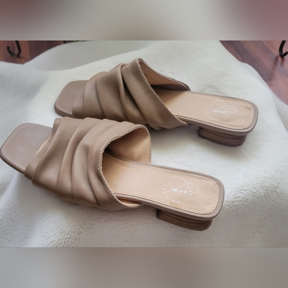 Elegant Tan Women's Mules. Size 8.5 - Picture 1 of 5